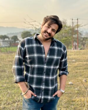 Ashish Chanchlani Instagram - Thankful for all the love you guys have poured in the last few days
Very grateful to you #Acvians