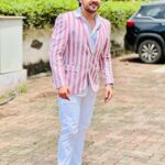 Ashish Chanchlani Instagram - Lag raha hu na ek dum goa ke beach ki pink color ki chattri?🤣