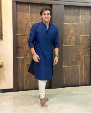 Ashish Chanchlani Instagram - Aap sabko ACV parivar ki taraf se DIWALI KI DEDH SAARI BADHAIYA
Happy diwali everyone❤️ 🪔
Love the fit @henna.akhtar