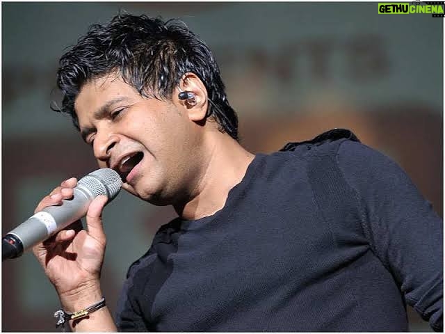 Ashish Chanchlani Instagram - I am at loss of words We have lost a legend today This is the man that got me hooked to bollywood music Almost every 90s kid has connected to him with his soulful music His beautiful BEAUTIFUL VOICE! A kind man and a gorgeous soul I mourn your loss KK, i feel like i have lost someone dear to me Extremely heartbreaking that you had to leave us like this Nobody and i mean it NOBODY can ever replace your magic Your absence will always pinch us legend Thank you for all the beautiful memories #RIP