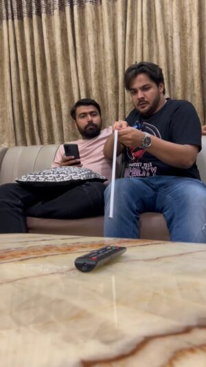 Ashish Chanchlani Instagram - How many of you do this mentally? 
We actually fought today coz of this🤣
