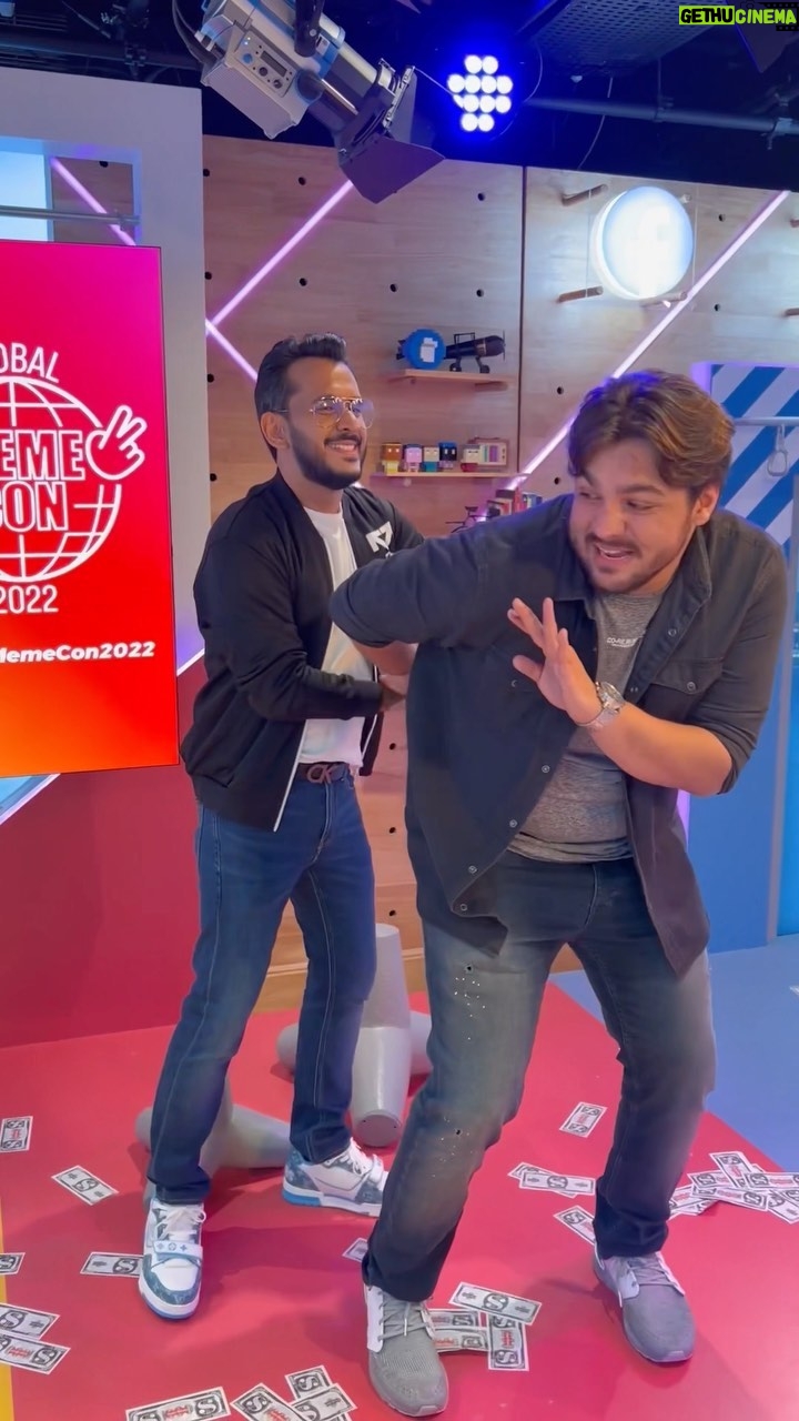 Ashish Chanchlani - 1.9 Million Likes - Ye dekho hume kaun mil gaya🤣🤣🤣
Arre @boatxaman bhaiya naraaz kyun hote ho
Sasta shaark tank ki saari google adsense ka paisa aaj se aapka
#GlobalMemeCon2022