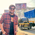 Ashish Chanchlani Instagram - I had promised my mom dad during my college days that one day i will have my own solo Hoarding in our very own city Ulhasnagar So here i am keeping their promise all thanks to you. #Acvians I dedicate this photo to everyone aiming to be somewhere in life right now I hope this picture helps❤️ Dont give up! Special thanks to @thesouledstore for doing this.