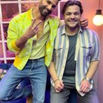 Ashish Chanchlani Instagram - Arre arre ye dekho aaj kya reunion hua hai Two greatest forces met today after a looong time the heartthrob of bollywood and the heartthrob of youtube(🤣🤣) THE ONE AND ONLY @shahidkapoor *Squealsanddiesinexcitement* But shahid bhai kuch badle badle se lag rahe hai, Lagta hai DIN ka asar hai😒 Acha MAIN baat suno JERSEY starring our handsome @shahidkapoor & the super duper amazing @mrunalthakur is RELEASING THIS FRIDAY 22ND APRIL IN YOUR NEAREST CINEMAS To jaldi jaake dekho and carry some tissues with you cause this is one emotional ride. (As emotional as i was when shahid did this to me🥲) #ShahidKapoor #AshishChanchlani #Jersey #BijleeKaBillTeraBaapBharega