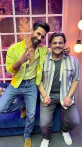 Ashish Chanchlani Instagram - Arre arre ye dekho aaj kya reunion hua hai Two greatest forces met today after a looong time the heartthrob of bollywood and the heartthrob of youtube(🤣🤣) THE ONE AND ONLY @shahidkapoor *Squealsanddiesinexcitement* But shahid bhai kuch badle badle se lag rahe hai, Lagta hai DIN ka asar hai😒 Acha MAIN baat suno JERSEY starring our handsome @shahidkapoor & the super duper amazing @mrunalthakur is RELEASING THIS FRIDAY 22ND APRIL IN YOUR NEAREST CINEMAS To jaldi jaake dekho and carry some tissues with you cause this is one emotional ride. (As emotional as i was when shahid did this to me🥲) #ShahidKapoor #AshishChanchlani #Jersey #BijleeKaBillTeraBaapBharega
