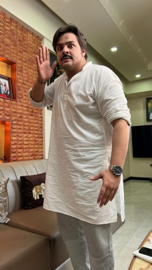 Ashish Chanchlani Instagram - #Collab #PaidPartnership
Yaar koi mere pitaji ko pucho ye insaan the ya tom cruise jo burj khalifa ke 2000 sheeshe chadhke gaye the😭😭

Abhi jaane do Airtel ka video dekho, kya zabardast 5G test network ki help se inhone India ka first live wireless hologram banaaya hai 🥰
#ad