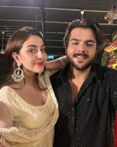 Ashish Chanchlani Instagram - Wishing you all a very Happy Diwali from the entire Chanchlani and ACV clan🥰