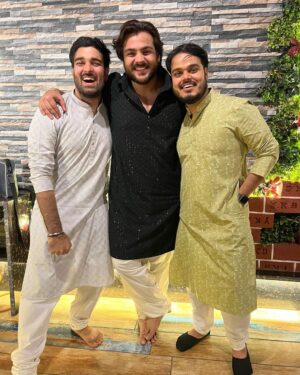 Ashish Chanchlani Instagram - Wishing you all a very Happy Diwali from the entire Chanchlani and ACV clan🥰