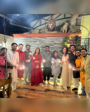 Ashish Chanchlani Instagram - Wishing you all a very Happy Diwali from the entire Chanchlani and ACV clan🥰