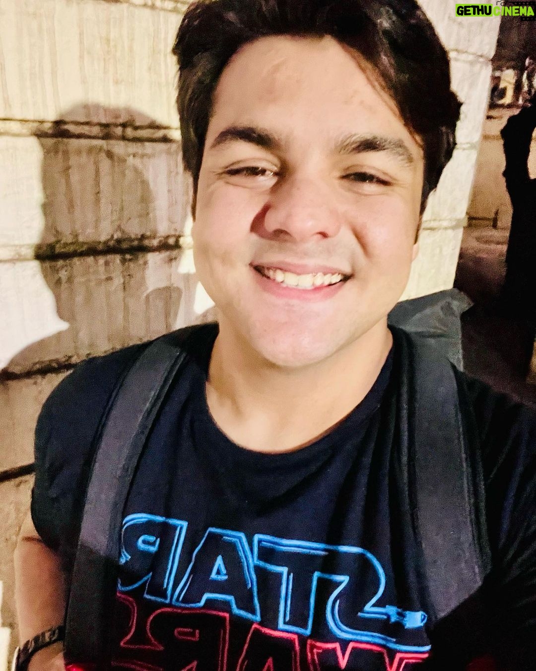 Ashish Chanchlani Instagram - Sorry guys is bache ke school wapis khul gaye hai toh videos late aaegi #CleanShaven😧