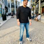 Ashish Chanchlani Instagram – Objects in the picture are thicker than they appear🤣
Ye photo kheecha hai mere 500 dollar churane waali ne Rodeo Drive