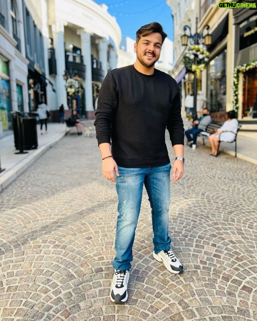 Ashish Chanchlani Instagram - Objects in the picture are thicker than they appear🤣 Ye photo kheecha hai mere 500 dollar churane waali ne Rodeo Drive