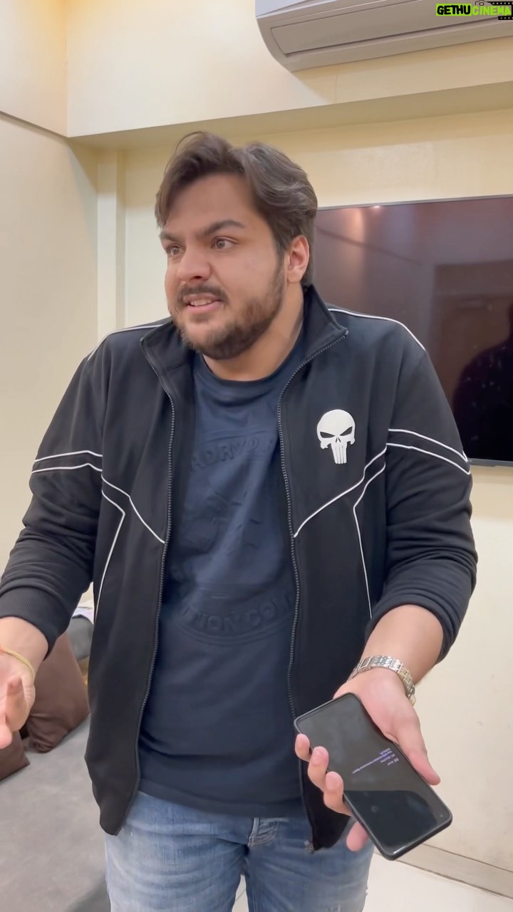 Ashish Chanchlani Instagram - Mera dimaag ab fatt jaega ek aur baar kisi ne is valentine pe teddy bola hai toh Yeh toh shukar hai @MeeshoApp ne mera din bacha liya @akashdodeja #PyaarKiKoiKeematNahiHoti #Meesho #LoonYaNaLoon #Ad