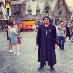 Ashish Chanchlani Instagram - Wo peeche waali soch rahi donut khau ya iss sexy ko khau🤣🤣 #WingardiumLeviousa The Wizarding World of Harry Potter at Universal Studios Hollywood