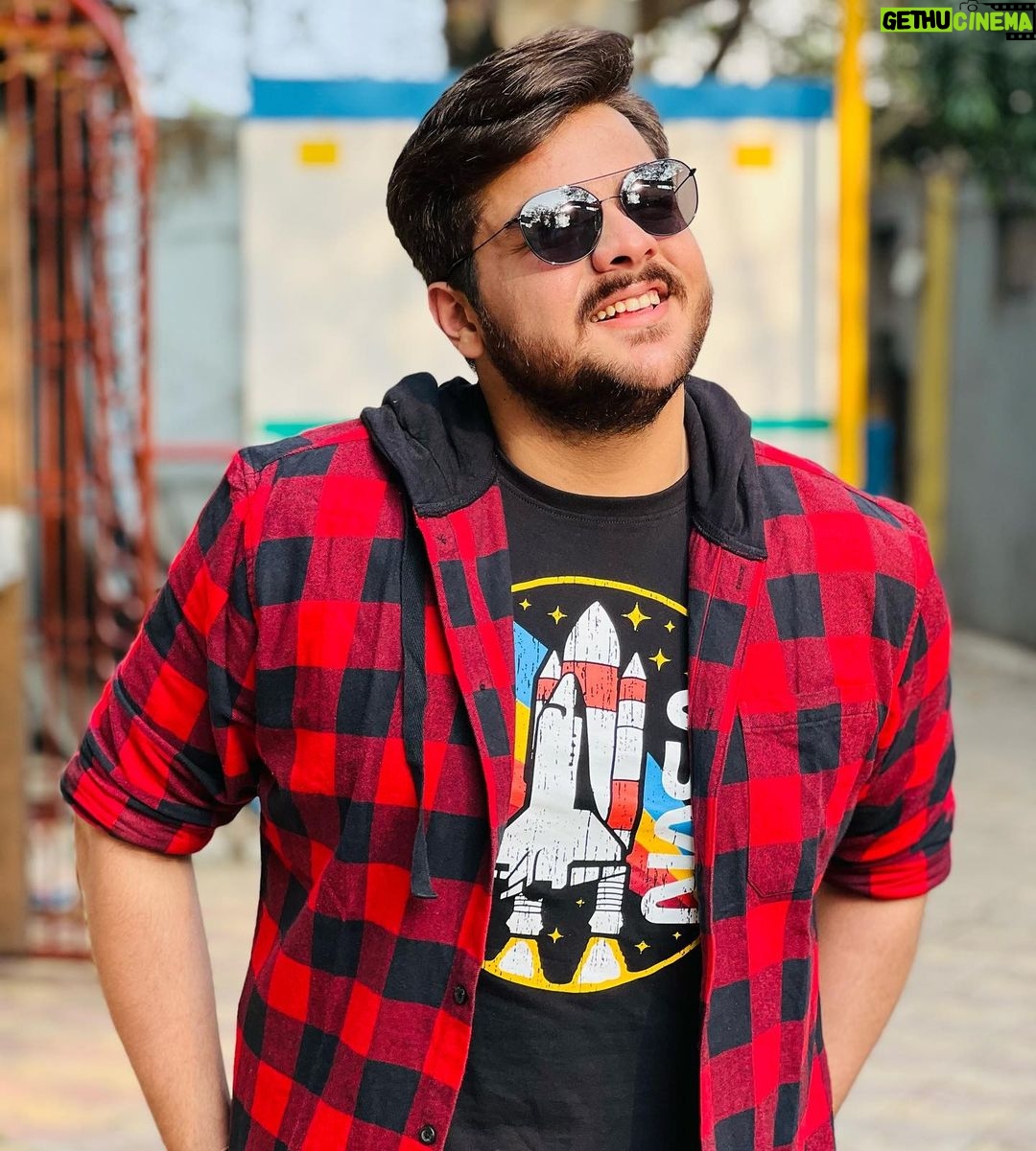 Ashish Chanchlani Instagram - Some good news from my side I have completely recovered from COVID ๐ญโค๏ธ Good to feel this sunlight (majak kar raha hu paseena aana chalu ho gaya 5 mint mein๐๐) Pc : @tanish_sirwani