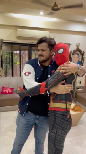 Ashish Chanchlani Instagram - In the honor  of Spider-Man No Way Home breaking all box office records, here is me recreating a dola nai aaya dola meme with him😂😂😂
@sonypicturesin @marvelstudios party de.