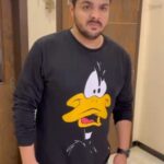 Ashish Chanchlani Instagram - Yeh majboor hai par aap nai. Ache kapde khareedo aur ye change karne ka jhanjat bhul jao! Also, I'm doing a special giveaway with @thesouledstore for you guys. To enter the giveaway all you have to do is follow @thesouledstore and 5 lucky winners will receive Rs. 1000 gift vouchers💥 Don't waste time and follow @thesouledstore now and tell me in the comments if you did! @jashansirwani #Ad
