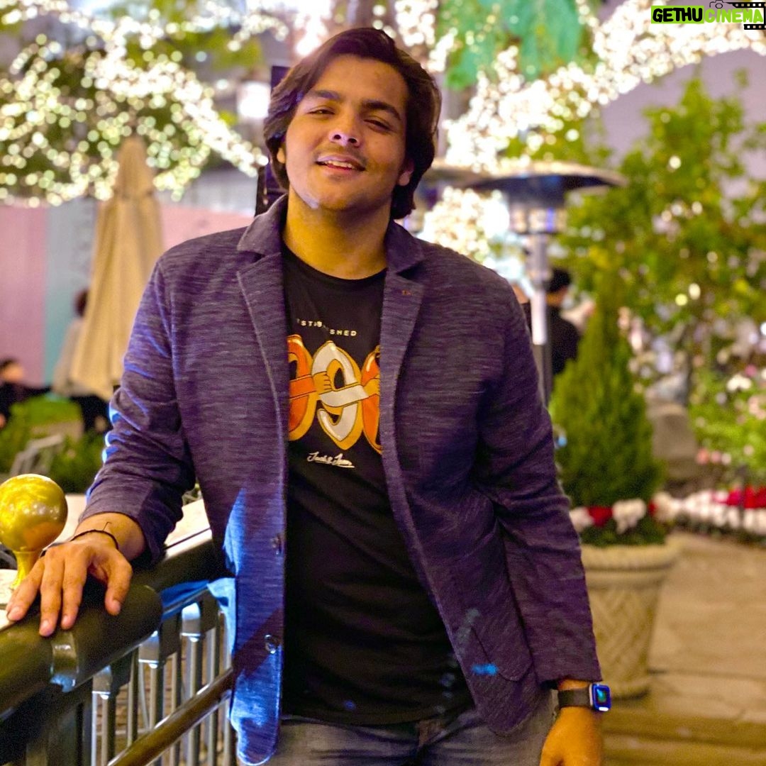 Ashish Chanchlani Instagram - Yaad hai wo din jab chikna chikna chidate the saalo🥲