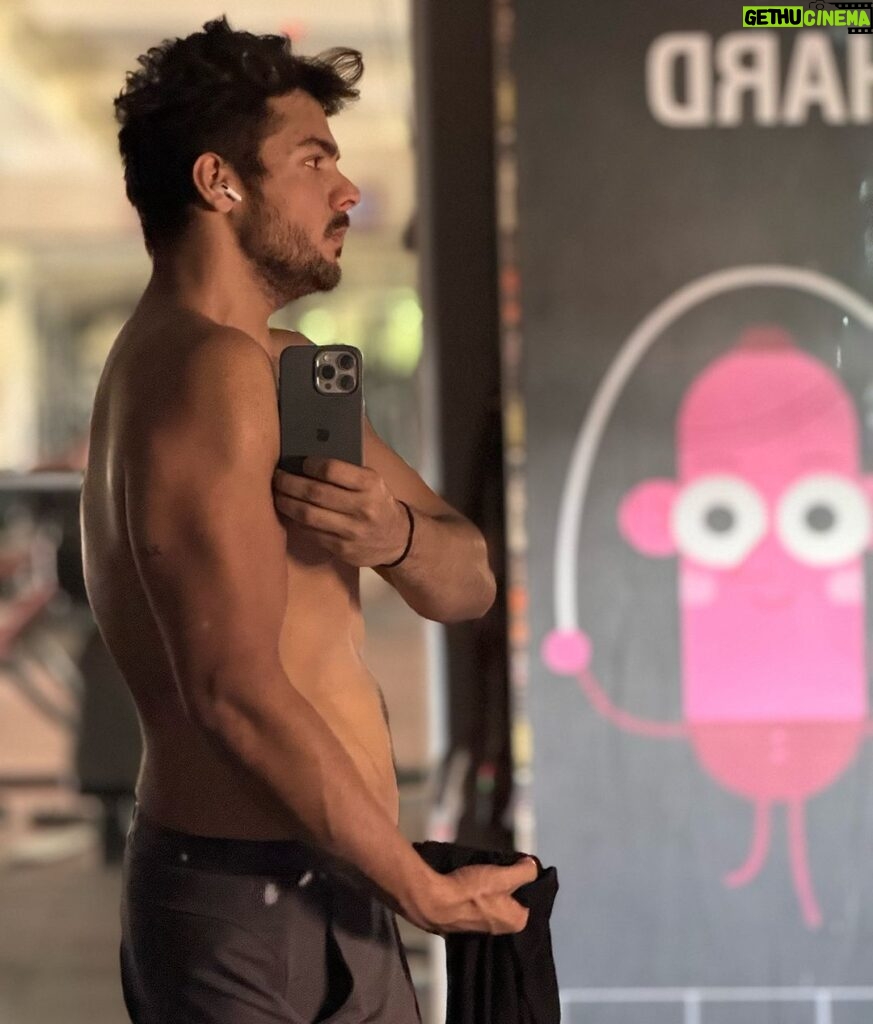 Ashish Chanchlani Instagram - I know what you are thinking? Why my gym has condoms doing skipping We motivate everyone💪🏼🧿