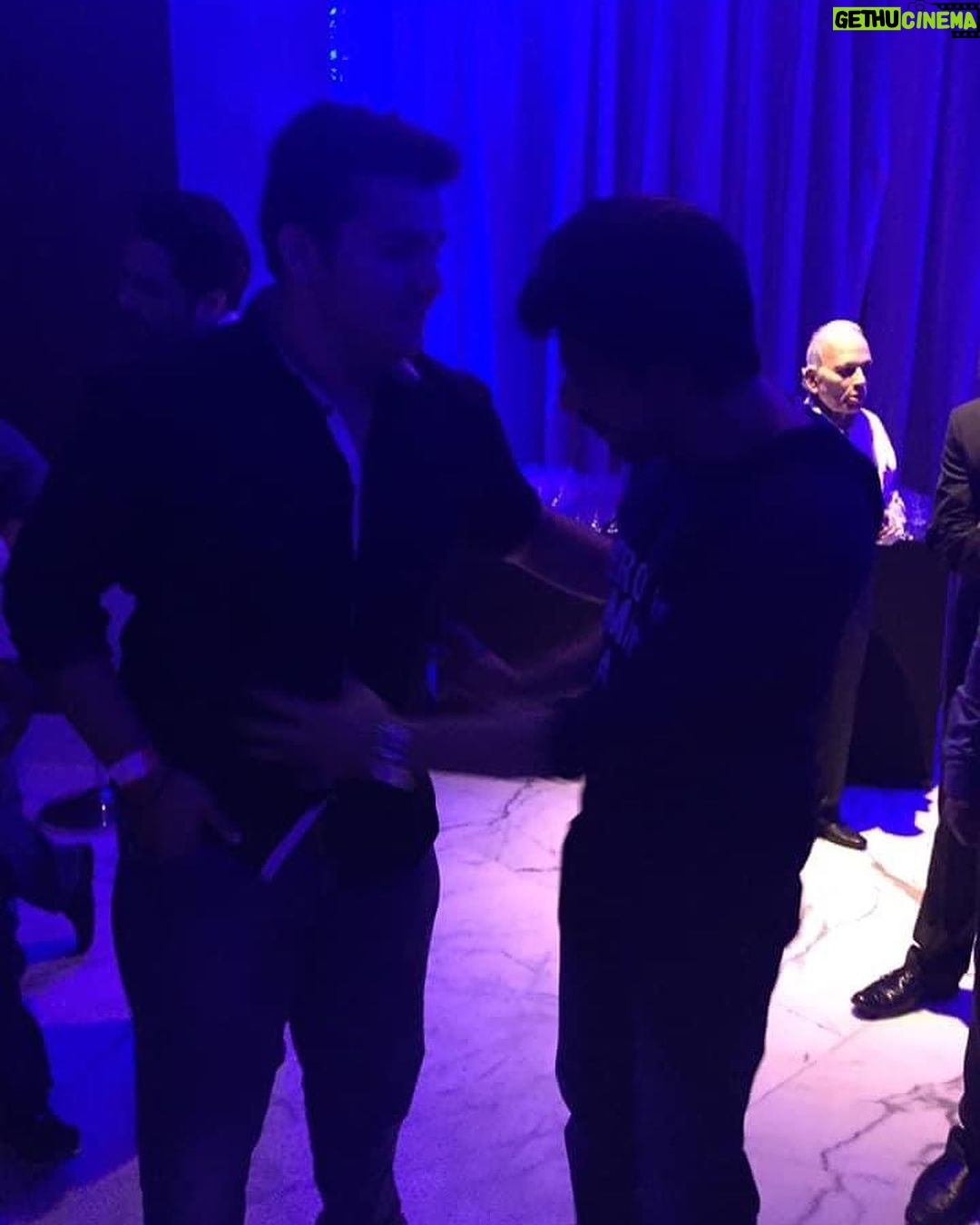 Ashish Chanchlani Instagram - Gotta tell you all this amazing but hilariously inspiring story in feb 2017. I visited Raees exhibitor party with dad and had the opportunity to meet baadshah himself @iamsrk sir. YES THAT IS SRK! You know i was so starstrucked that i couldnt process what i wanted to say, but what happened next is something that still hangs my brain till date😂😂 The moment i approached him , SRK sir held my belly and told me : “Ashish tum yaar please wazan kam karo, bahut ache lagoge main guarantee deta hu, jao yaar aaj hi gym jao,bas isse andar karo. Cute toh tum ho ab time aa gaya hai fit ho jao, zindagi nai badli toh main advice dena band kar dunga” Will never forget his words, the way he gave me an advice without fat-shaming me is the reason why i fell in love with this man. He truly does make you feel special. Hopefully someday i’ll actually take his advice seriously😶🌫️