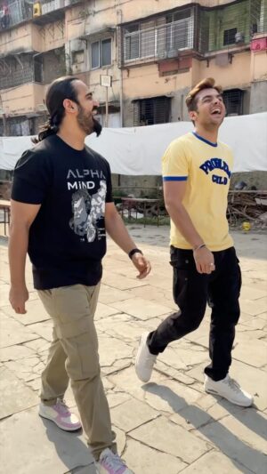 Ashish Chanchlani Instagram - When you both walk in the same direction😐
Awkkkkkwaaardddd