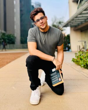 Ashish Chanchlani Instagram - “Book leke photo khichata hu intellegent lagunga, fir chahe harkate 12vi fail waali kyun na ho” 🤓
📸 : @__ashiichawla