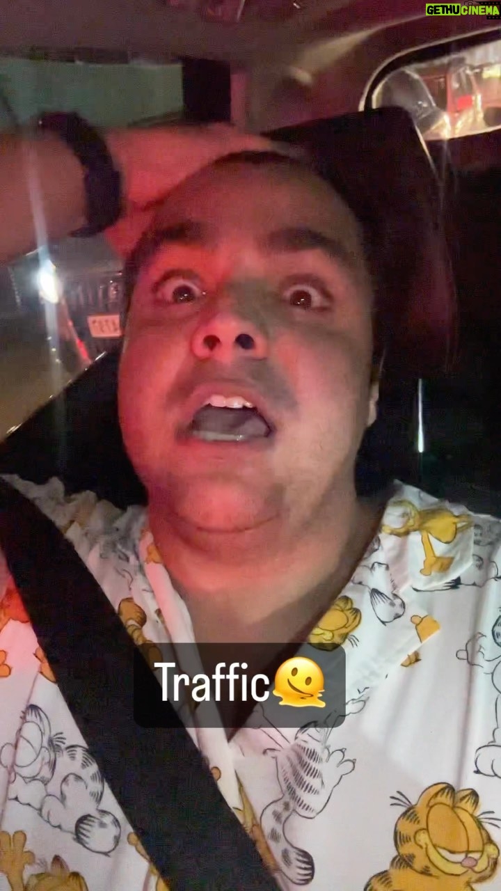 Ashish Chanchlani Instagram - Mera idhar khade khade accident ho jaega ab kasam se #MumbaiTraffic