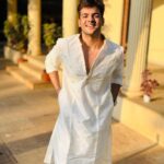 Ashish Chanchlani Instagram – Dost ki shaadi mein ghumne waale kaware awara ladko ki เคเคฟเคคเฅเคฐ