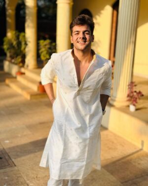 Ashish Chanchlani Instagram - Dost ki shaadi mein ghumne waale kaware awara ladko ki चित्र
