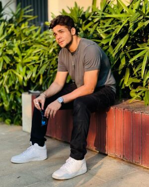 Ashish Chanchlani Instagram - “Book leke photo khichata hu intellegent lagunga, fir chahe harkate 12vi fail waali kyun na ho” 🤓
📸 : @__ashiichawla