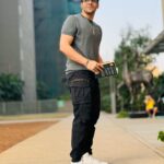 Ashish Chanchlani Instagram – “Book leke photo khichata hu intellegent lagunga, fir chahe harkate 12vi fail waali kyun na ho” 🤓
📸 : @__ashiichawla Khar West