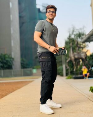 Ashish Chanchlani Instagram - “Book leke photo khichata hu intellegent lagunga, fir chahe harkate 12vi fail waali kyun na ho” 🤓
📸 : @__ashiichawla