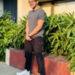 Ashish Chanchlani Instagram – “Book leke photo khichata hu intellegent lagunga, fir chahe harkate 12vi fail waali kyun na ho” 🤓
📸 : @__ashiichawla Khar West