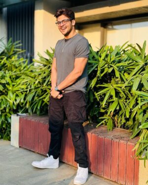 Ashish Chanchlani Instagram - “Book leke photo khichata hu intellegent lagunga, fir chahe harkate 12vi fail waali kyun na ho” 🤓
📸 : @__ashiichawla