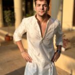 Ashish Chanchlani Instagram – Dost ki shaadi mein ghumne waale kaware awara ladko ki เคเคฟเคคเฅเคฐ