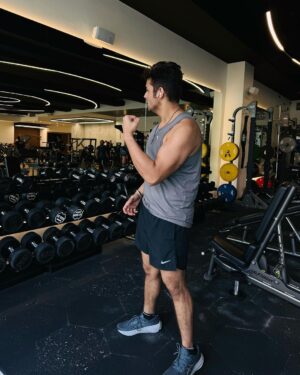 Ashish Chanchlani Instagram - Fitness : 
Fitness is that one thing that can take you anywhere and make sure that hello ji main toh check kar raha hu tum sab saale mera caption padhte bhi ho ki nai agar nai padhte toh abhi pata chal jaega haramkhoro islie beeche mein ye ghusa diya lekin caption end aisa karunga ki lage kuch fitness pe bhashan diya hai is what gets you there finally💪❤️🧿🧿