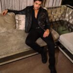 Ashish Chanchlani Instagram - Dekho kitna bhi pose maar lu par sach hai ye leather jacket bahut chubta hai😵‍💫🧿 👔 @henna.akhtar 📸 @edityeah_ Mera Ghar