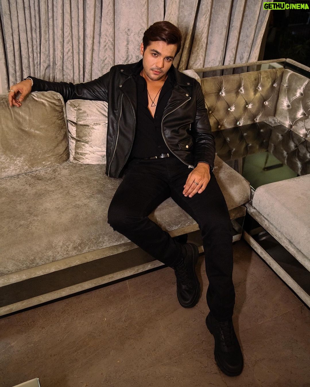 Ashish Chanchlani Instagram - Dekho kitna bhi pose maar lu par sach hai ye leather jacket bahut chubta hai😵💫🧿 👔 @henna.akhtar 📸 @edityeah_ Mera Ghar