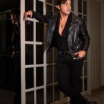 Ashish Chanchlani Instagram - Dekho kitna bhi pose maar lu par sach hai ye leather jacket bahut chubta hai😵‍💫🧿 👔 @henna.akhtar 📸 @edityeah_ Mera Ghar