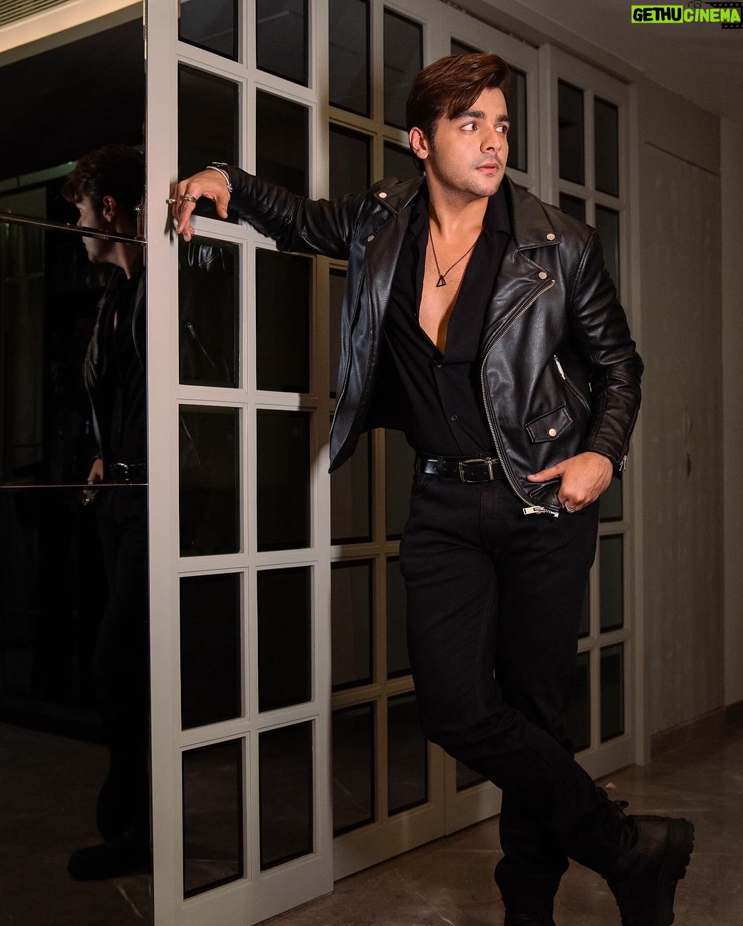 Ashish Chanchlani Instagram - Dekho kitna bhi pose maar lu par sach hai ye leather jacket bahut chubta hai😵💫🧿 👔 @henna.akhtar 📸 @edityeah_ Mera Ghar