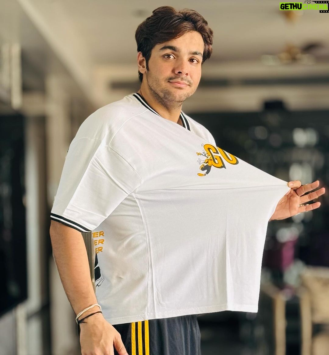 Ashish Chanchlani Instagram - Mere purane kapdo ko apni ghar ki chaddar banane ke lie kitna paisa doge? Comment section mein boli lagao bc Bids open🧿🫶
