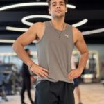 Ashish Chanchlani Instagram – Fitness : 
Fitness is that one thing that can take you anywhere and make sure that hello ji main toh check kar raha hu tum sab saale mera caption padhte bhi ho ki nai agar nai padhte toh abhi pata chal jaega haramkhoro islie beeche mein ye ghusa diya lekin caption end aisa karunga ki lage kuch fitness pe bhashan diya hai is what gets you there finally💪❤️🧿🧿 Sarso Ka Khet