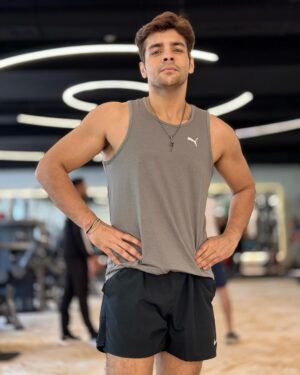 Ashish Chanchlani Instagram - Fitness : 
Fitness is that one thing that can take you anywhere and make sure that hello ji main toh check kar raha hu tum sab saale mera caption padhte bhi ho ki nai agar nai padhte toh abhi pata chal jaega haramkhoro islie beeche mein ye ghusa diya lekin caption end aisa karunga ki lage kuch fitness pe bhashan diya hai is what gets you there finally💪❤️🧿🧿