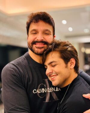 Ashish Chanchlani Instagram - Bhaiyo aaj main officially 30 ka ho chuka hu😵‍💫😭😂
Aaj Birthday ke is avsar par aap sabhi ko itna pyaar barsane ke lie aur hamesha mere saath bane rehne ke lie
Bahuut saare love yous aur thank yous🧿🧿🧿
