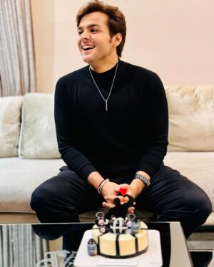 Ashish Chanchlani Instagram - Bhaiyo aaj main officially 30 ka ho chuka hu😵‍💫😭😂
Aaj Birthday ke is avsar par aap sabhi ko itna pyaar barsane ke lie aur hamesha mere saath bane rehne ke lie
Bahuut saare love yous aur thank yous🧿🧿🧿