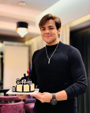Ashish Chanchlani Instagram - Bhaiyo aaj main officially 30 ka ho chuka hu😵‍💫😭😂
Aaj Birthday ke is avsar par aap sabhi ko itna pyaar barsane ke lie aur hamesha mere saath bane rehne ke lie
Bahuut saare love yous aur thank yous🧿🧿🧿