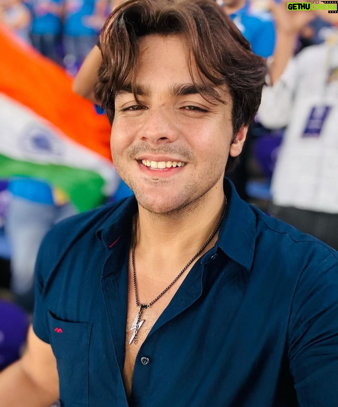 Ashish Chanchlani Instagram - 🇮🇳🇮🇳🇮🇳🇮🇳 🤞🤞🤞🤞 Narendra Modi Stadium - Ahmedabad
