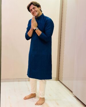 Ashish Chanchlani Instagram - Aap sabko ACV parivar ki taraf se DIWALI KI DEDH SAARI BADHAIYA
Happy diwali everyone❤️ 🪔
Love the fit @henna.akhtar