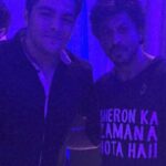 Ashish Chanchlani Instagram - Gotta tell you all this amazing but hilariously inspiring story in feb 2017. I visited Raees exhibitor party with dad and had the opportunity to meet baadshah himself @iamsrk sir. YES THAT IS SRK! You know i was so starstrucked that i couldnt process what i wanted to say, but what happened next is something that still hangs my brain till date😂😂 The moment i approached him , SRK sir held my belly and told me : “Ashish tum yaar please wazan kam karo, bahut ache lagoge main guarantee deta hu, jao yaar aaj hi gym jao,bas isse andar karo. Cute toh tum ho ab time aa gaya hai fit ho jao, zindagi nai badli toh main advice dena band kar dunga” Will never forget his words, the way he gave me an advice without fat-shaming me is the reason why i fell in love with this man. He truly does make you feel special. Hopefully someday i’ll actually take his advice seriously😶‍🌫️