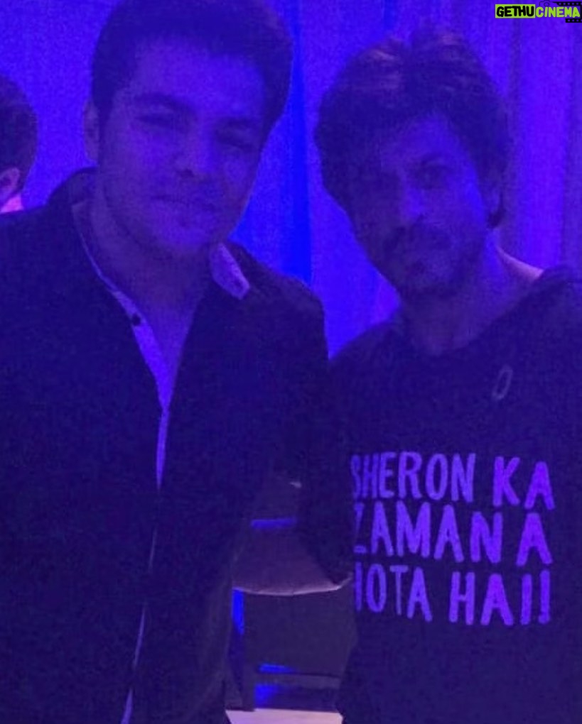 Ashish Chanchlani Instagram - Gotta tell you all this amazing but hilariously inspiring story in feb 2017. I visited Raees exhibitor party with dad and had the opportunity to meet baadshah himself @iamsrk sir. YES THAT IS SRK! You know i was so starstrucked that i couldnt process what i wanted to say, but what happened next is something that still hangs my brain till date😂😂 The moment i approached him , SRK sir held my belly and told me : “Ashish tum yaar please wazan kam karo, bahut ache lagoge main guarantee deta hu, jao yaar aaj hi gym jao,bas isse andar karo. Cute toh tum ho ab time aa gaya hai fit ho jao, zindagi nai badli toh main advice dena band kar dunga” Will never forget his words, the way he gave me an advice without fat-shaming me is the reason why i fell in love with this man. He truly does make you feel special. Hopefully someday i’ll actually take his advice seriously😶🌫️